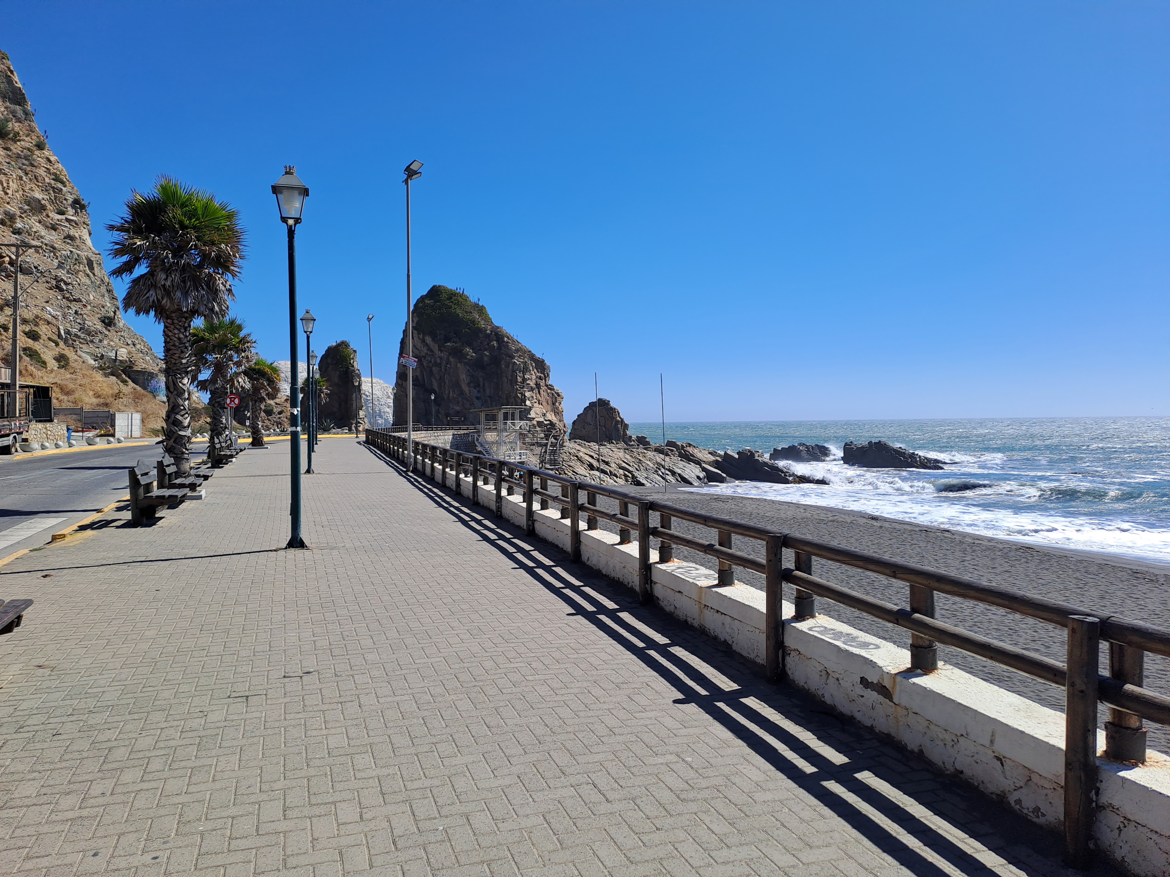 Fotografía del sendero, cuenta con barras de apoyo e iluminación